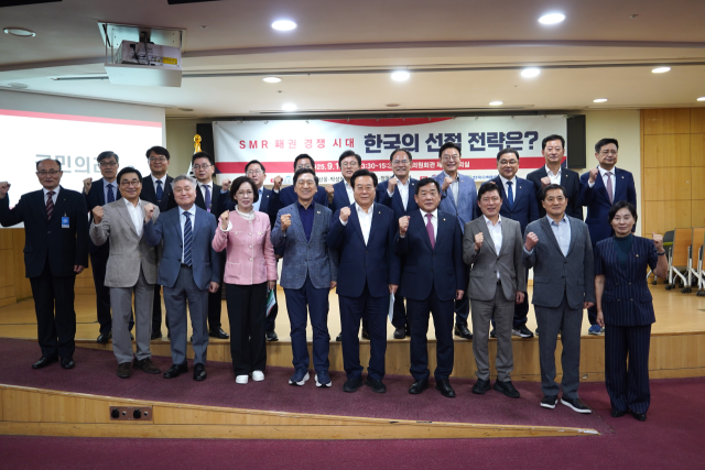 박상웅(앞줄 왼쪽 다섯 번째) 의원을 비롯한 국회 국회 산업통상자원중소벤처기업위원회 소속 국민의힘 의원들이 15일 국회 의원회관에서 열린 ‘SMR 패권 경쟁 시대, 한국의 선점전략’ 토론회에서 기념 촬영을 하고 있다. 제공=박상웅 의원실