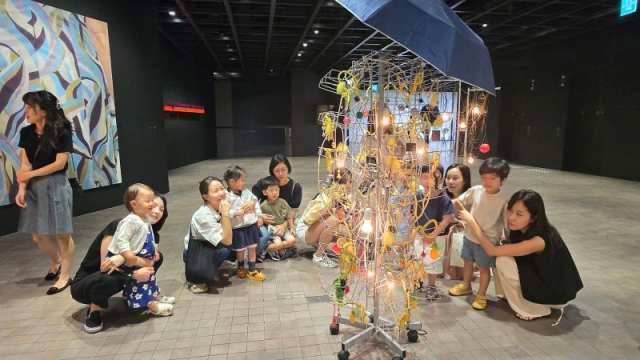 15일 서울 용산구 리움미술관에서 삼성복지재단의 리움미술관 연계 패밀리 프로그램에 참여한 어린이와 학부모가 작품을 감상하고 있다. 사진제공=삼성복지재단