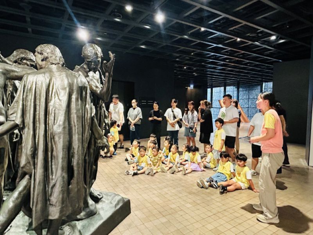 15일 서울 용산구 리움미술관에서 삼성복지재단의 리움미술관 연계 패밀리 프로그램에 참여한 어린이와 학부모가 작품을 감상하고 있다. 사진제공=삼성복지재단