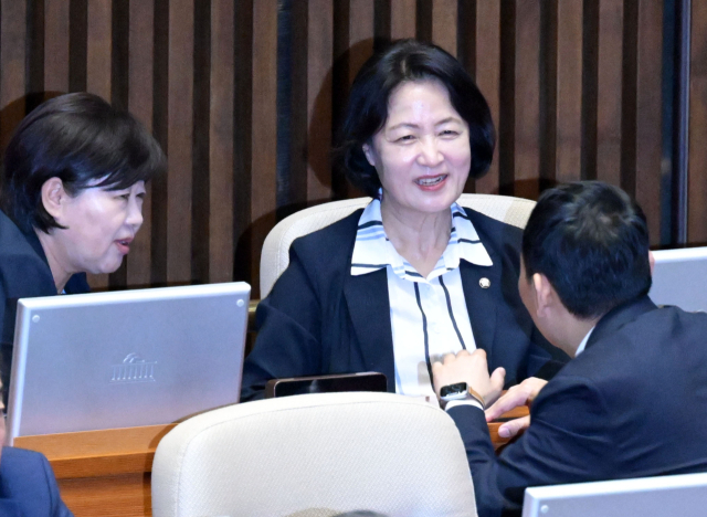 추미애 국회 법제사법위원장과 김용민 더불어민주당 간사, 서영교 더불어민주당 법사위원이 15일 서울 여의도 국회에서 열린 정치에 관한 대정부 질문에서 대화하고 있다. 성형주 기자 2025.09.15
