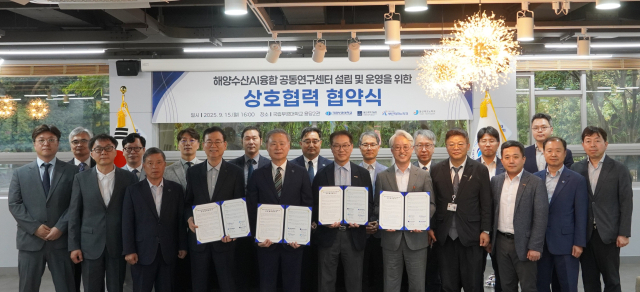 부산테크노파크와 부경대학교·울산과학기술원(UNIST)·울산테크노파크가 15일 부경대학교 용당캠퍼스에서 해양수산AI융합 공동연구센터 설립·운영 협약을 맺고 기념촬영을 하고 있다. 사진제공=부산TP