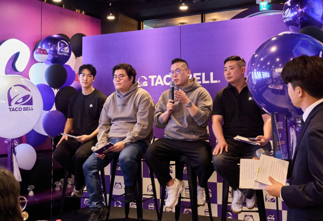 이달 15일 오후 서울 강남구 타코벨 더강남에서 열린 '타코벨 더강남 오프닝 나이트' 미디어 행사에서 손승현(왼쪽부터) KFC 코리아 타코벨 CMO, 한종수 KFC 코리아 타코벨 총괄 본부장, 신호상 KFC 코리아 대표, 전영욱 KFC 코리아 R&D센터 팀장이 질문에 답변하고 있다. 사진 제공=KFC 코리아