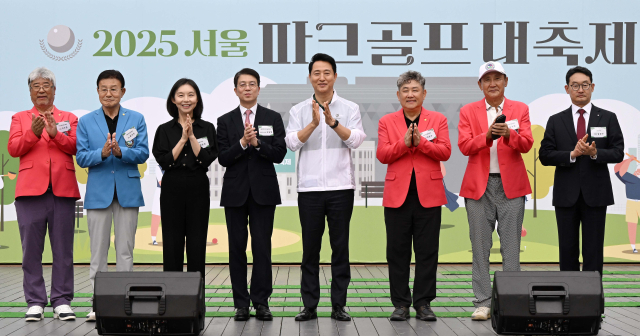 16일 서울광장에서 열린 '2025 서울 파크골프 대축제'에서 주요 참석자들이 기념 촬영을 하고 있다. 이근형(왼쪽부터) 인천시파크골프협회 회장, 홍석주 대한파크골프협회 회장, 최호정 서울시의회 의장, 손동영 서울경제신문·서울경제TV 대표이사 사장, 오세훈 서울시장, 이영우 서울시파크골프협회 회장, 용수영 경기도파크골프협회 회장, 김광수 신한은행 부행장. 조태형 기자 2025.09.16