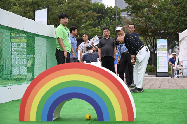 16일 서울광장에서 열린 2025 서울 파크골프 대축제를 찾은 시민들이 파크골프를 체험하고 있다. 조태형 기자 2025.09.16