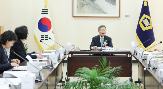 이동원 앵형위원회 위원장이 서울 서초구 대법원에서 열린 141차 회의를 주재하고 있다.