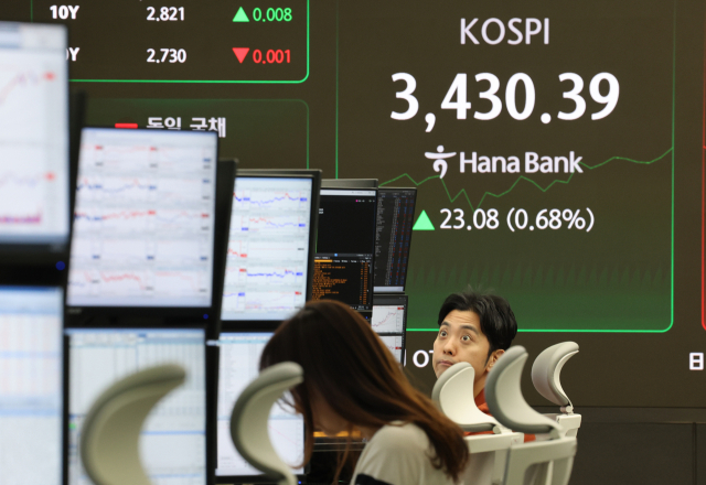 16일 서울 중구 하나은행 딜링룸에서 한 딜러가 모니터를 바라보고 있다. 연합뉴스