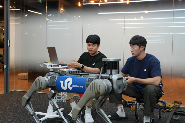 유로보틱스 연구진이 자율보행 로봇 연구개발에 나서고 있다. 사진제공=KAIST