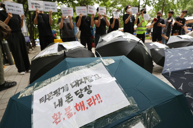 티몬·위메프 사태가 불거진 뒤 해피머니 상품권 사용이 불가능해지자 2024년 8월 2일 오후 서울 영등포구 금융감독원 앞에서 해피머니 상품권 구매 시민들이 환불 및 구제 대책을 촉구하는 '우산 집회'를 하고 있다. 연합뉴스.