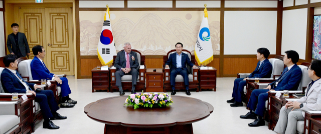 유정복 인천시장이 16일 시청 접견실에서 조셉 레인스 주니어 더글라스 맥아더 재단 대표이사와 협력방안을 논의하고 있다. 사진제공=인천시