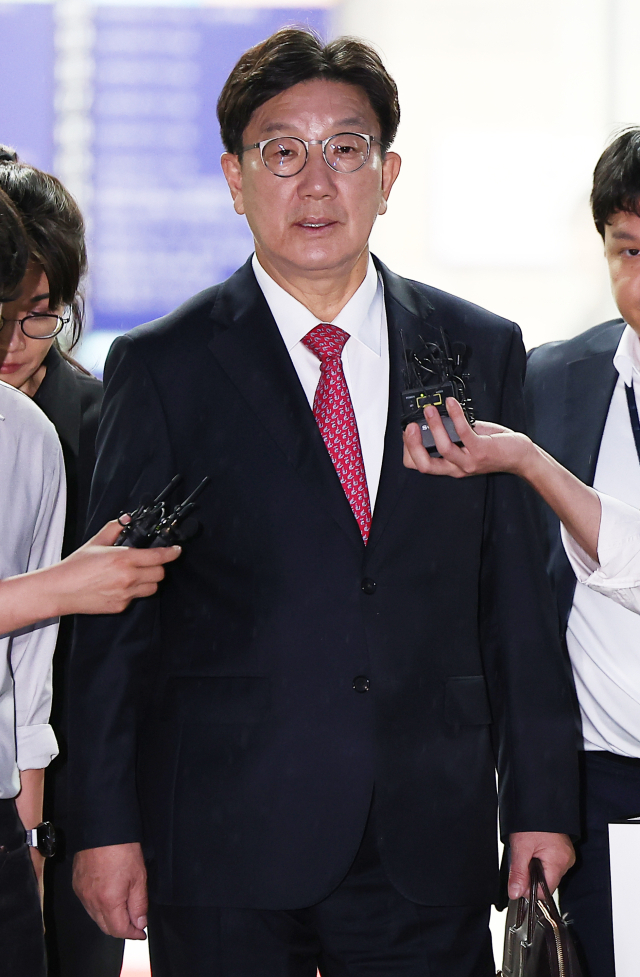 윤석열 정부와 통일교 간 '정교 유착'의 발단으로 지목된 국민의힘 권성동 의원이 16일 서울 서초구 서울중앙지법에서 열린 구속 전 피의자 심문(영장실질심사)을 마친 뒤 대기 장소인 서울구치소로 향하고 있다. 연합뉴스