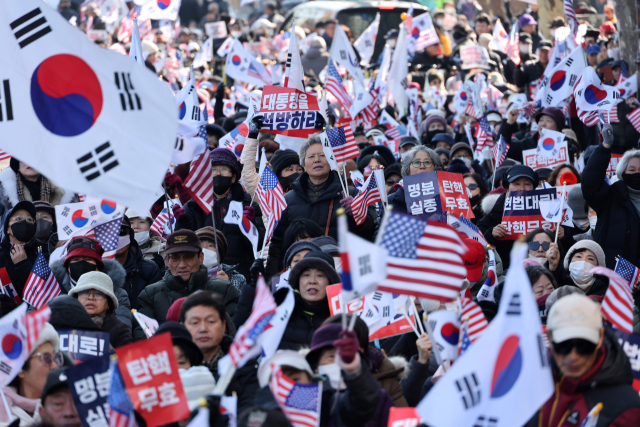 윤석열 대통령 탄핵심판 4차 변론기일인 1월 23일 오후 서울 종로구 헌법재판소 인근에서 윤 대통령 지지자들이 모여 탄핵무효 구호를 외치고 있다. 서울경제DB