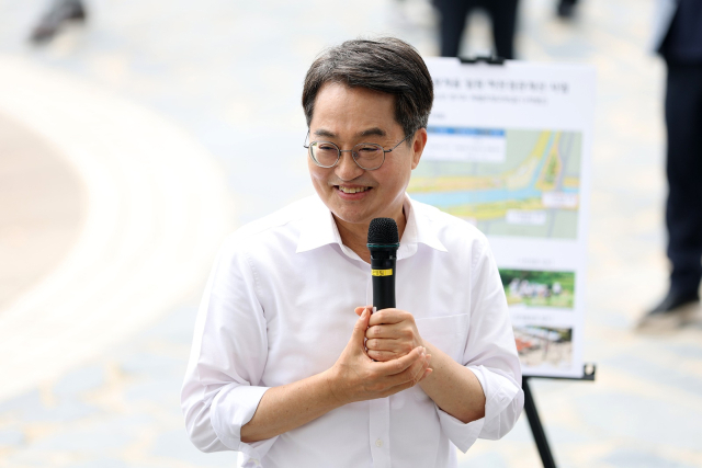 김동연 경기도지사가 16일 안양시 동안구 비산동 안양천 지방정원 조성 대상지 현장을 돌아본 뒤 발언하고 있다. 사진 제공 = 경기도