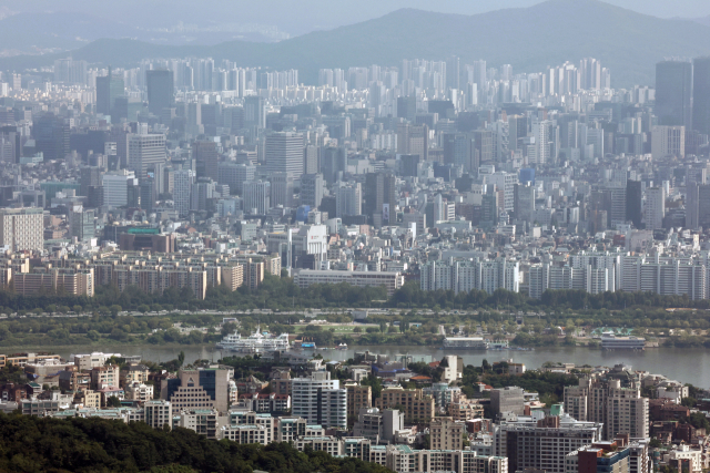 서울 남산타워에서 바라본 시내 아파트 단지. 뉴스1
