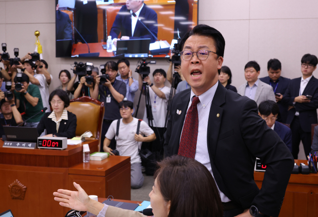 곽규택 국민의힘 의원이 16일 서울 여의도 국회에서 열린 법제사법위원회 전체회의에서 최혁진 무소속 의원 발언에 항의하고 있다. 연합뉴스