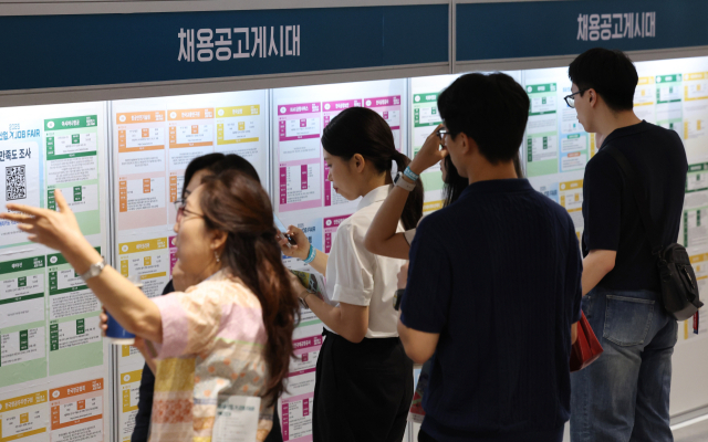 청년 구직자들이 16일 서울 강서구 코엑스 마곡에서 열린 ‘제8회 항공산업 잡 페어’에서 채용 공고 게시대를 살펴보고 있다. 연합뉴스