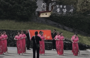 무비자로 중국인들 '우르르' 몰려오는데…치파오 입고 제주 명소서 춤추는 여성들, 무슨 일?