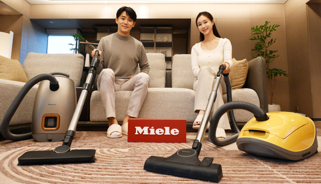 밀레코리아 모델들이 17일 서울 강남구 웨스틴 서울 파르나스에서 열린 신제품 '가드' 시리즈 청소기 론칭 행사에서 가드 L1 Comfort와 가드 M1 Parquet Flex 청소기를 선보이고 있다. 오승현 기자 2025.09.17