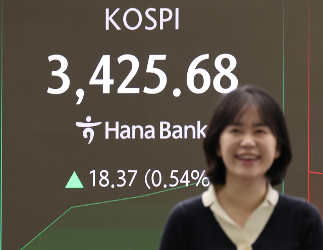 코스피가 상승 출발한 16일 서울 중구 하나은행 딜링룸에서 한 딜러가 활짝 웃고 있다. 연합뉴스