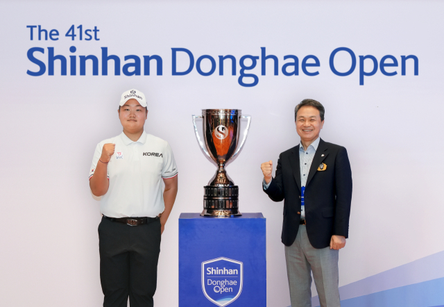 유민혁(왼쪽)과 진옥동 신한금융그룹 회장. 사진 제공=신한금융그룹