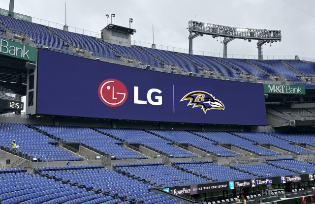LG전자가 미국 프로풋볼리그(NFL) 구단 볼티모어 레이븐스과 파트너십을 맺고 내년 시즌까지 홈구장 M&T 뱅크 스타디움에 초대형, 초고화질 디지털 사이니지를 공급하기로 했다. 사진제공=LG전자