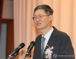 문형배 "헌법 읽어보시라"…李대통령 '선출 우위론'에 일침