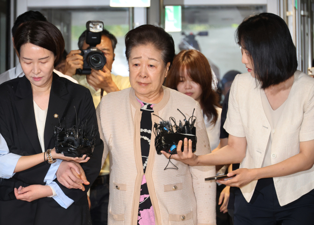 한학자 통일교 총재가 17일 서울 종로구 KT광화문빌딩에 마련된 김건희 여사의 의혹을 수사하는 민중기 특별검사팀 사무실에 세 번의 소환 불응 만에 자진 출석하고 있다. 연합뉴스