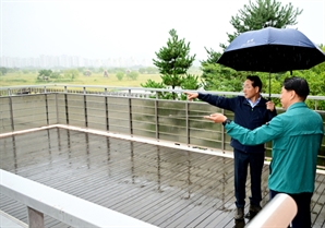 “소래포구와 연계한 관광 활성화할 것”…유정복 인천시장, 소래염전 국가도시공원 조성 점검
