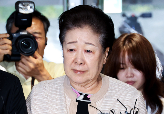 한학자 통일교 총재가 17일 서울 종로구 KT광화문빌딩에 마련된 김건희 여사의 의혹을 수사하는 민중기 특별검사팀 사무실에 세 번의 소환 불응 끝에 자진 출석하고 있다. 한 총재는 통일교 전 세계본부장 윤모씨(구속기소)와 공모해 2022년 1월 권성동 국민의힘 의원에게 윤석열 정부의 통일교 지원을 요청하며 정치자금 1억원을 전달한 혐의를 받는다. 같은 해 4∼7월에는 '건진법사' 전성배씨를 통해 김건희 여사에게 고가 목걸이와 샤넬백을 건네며 교단 현안을 청탁한 데 관여한 혐의도 있다. 연합뉴스