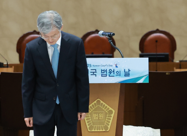 조희대 대법원장이 12일 서울 서초구 대법원 중앙홀에서 열린 '2025 대한민국 법원의 날 기념식'에서 기념사에 앞서 인사하고 있다. 연합뉴스