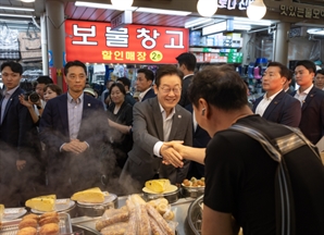 李대통령, 성남 현대시장 깜짝 방문…상인들과 ‘셀카’ 촬영