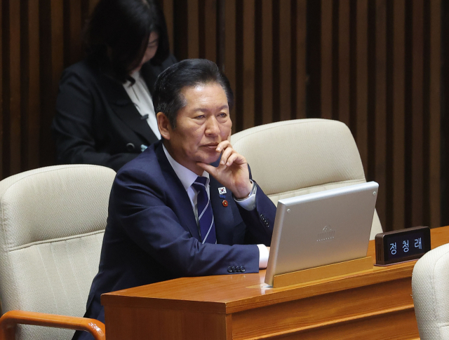 더불어민주당 정청래 대표가 17일 국회 본회의장에서 열린 경제분야 대정부 질문에 참석해 있다. 연합뉴스