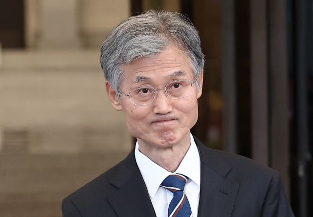 조희대 대법원장이 17일 서울 서초구 대법원 청사를 나서고 있다. 조 대법원장은 이날 한덕수 전 국무총리와 이재명 대통령의 공직선거법 위반 사건 처리를 논의했다는 의혹을 전면 부인했다. 뉴스1