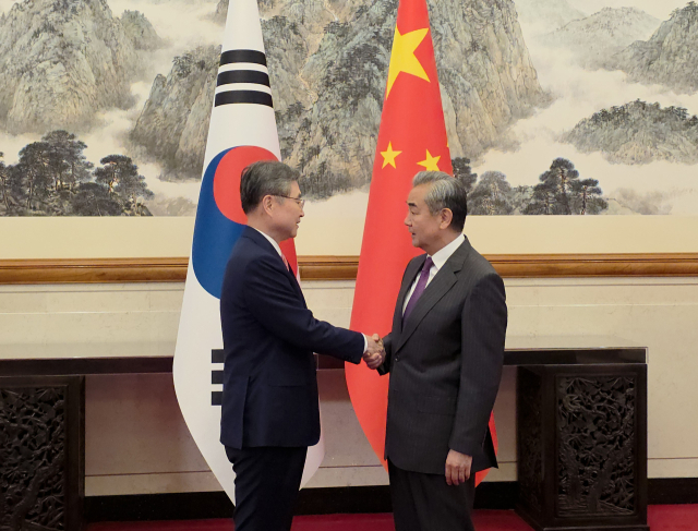 17일 오후 중국 베이징 댜오위타이국빈관에서 조현(왼쪽) 외교부 장관과 왕이 중국 외교부장이 만나 악수를 하고 있다. 베이징특파원 공동취재