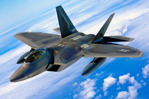 미 공군 소속 스텔스 전투기 F-22가 공중전 훈련을 위해 고고도로 비행하고 있다. 사진 제공=미 공군