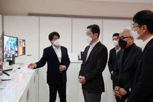 "위기 돌파, 현장서 해결’…이재용, 디스플레이·바이오사업 점검