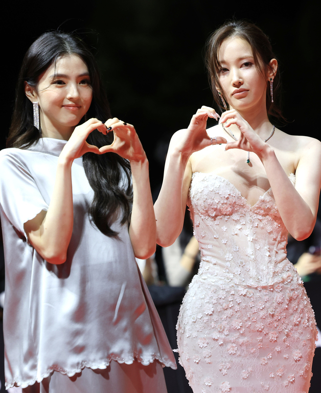 배우 한소희와 전종서(오른쪽)가 17일 오후 부산 해운대구 영화의전당에서 열린 ‘제30회 부산국제영화제’(BIFF) 개막식에 참석해 레드카펫을 밟고 있다. 2025.9.18/뉴스1 ⓒ News1 권현진 기자