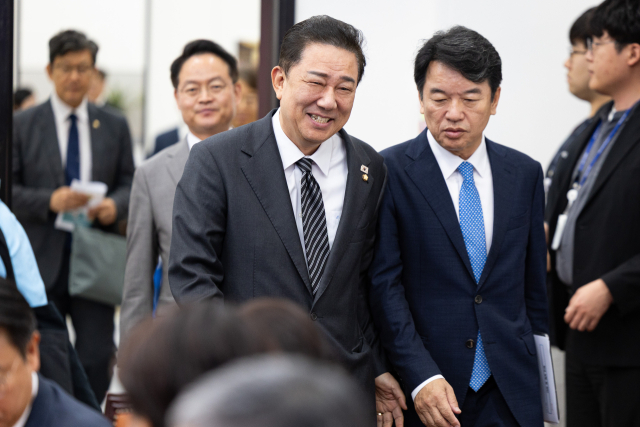 김병기 더불어민주당 원내대표와 문진석 원내운영수석부대표가 18일 서울 여의도 국회에서 열린 정책조정회의에 참석하고 있다. 2025.9.18/뉴스1