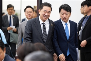 "美 구금 사태는 공직기강 해이 때문…부처들 책임 묻겠다"