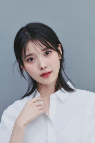 가수 겸 배우 아이유. 이담엔터테인먼트