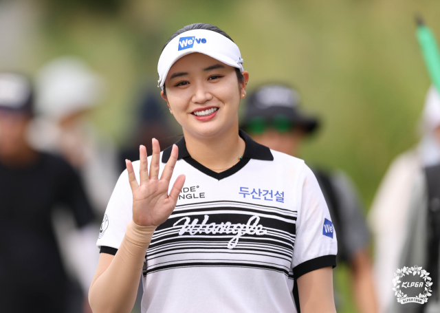 1번 홀 티샷 후 카메라를 향해 손을 흔드는 박혜준. 사진 제공=KLPGA