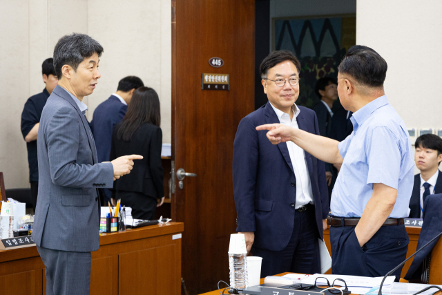 윤건영 국회 행정안전위원회 법안심사제1소위원장(왼쪽)이 18일 서울 여의도 국회에서 열린 제429회 국회(정기회) 행정안전위원회 제1차 법안심사제1소위원회에서 고동진 국민의힘 의원과 대화하고 있다. 가운데는 서범수 행안위 국민의힘 간사. 행안위 법안심사1소위는 이날 검찰청 폐지와 기획재정부 기능분리, 금융감독위원회 신설 등의 내용을 담은 정부조직법 개정안을 심사한다. 뉴스1