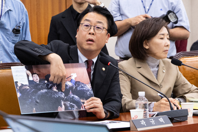이달 16일 서울 여의도 국회에서 열린 제429회국회(정기회) 법제사법위원회 제4차 전체회의에서 곽규택 국민의힘 의원이 국회 빠루 사건 관련 사진을 들고 항의하고 있다. 뉴스1