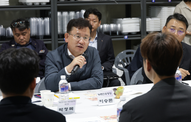 이승돈 농촌진흥청장이 18일 경북 영천시 대창면에서 청년 농업인 단체와 간담회를 하고 있다. 사진 제공=농촌진흥청