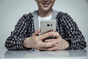 "스마트폰 좀 많이 봤을 뿐인데"…하루아침에 하반신 마비된 中 대학생, 왜?