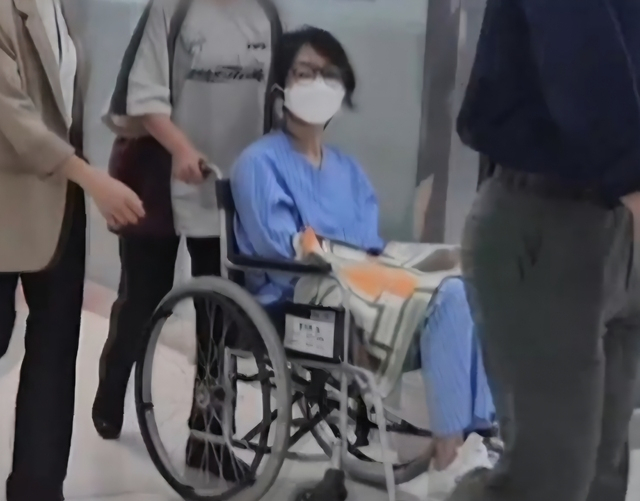 김건희, 구속 후 병원서 첫 포착…“휠체어 타고 전자발찌까지, 가려진 손목엔"