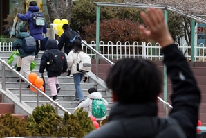 "내일부턴 아빠랑 학교 가자"…초등 6학년 자녀 둔 공무원도 '육아휴직' 쓴다