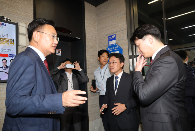 유상범 국민의힘 원내운영수석부대표가 18일 서울 여의도 중앙당사 압수수색을 시도한 김건희 특검팀의 진입을 막고 있다. 연합뉴스