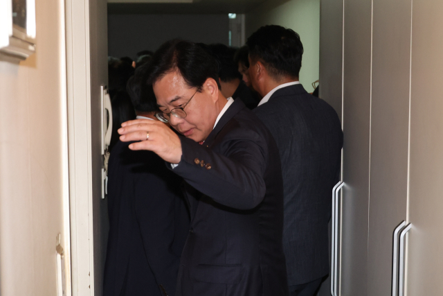 송언석 국민의힘 원내대표를 비롯한 의원들이 18일 서울 여의도의 국민의힘 당원 명부 DB 관리업체에서 특검팀의 압수수색에 대응하고 있다. 연합뉴스