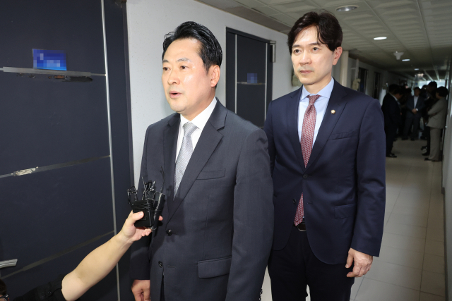 장동혁 국민의힘 대표가 18일 서울 여의도의 한 오피스텔에 위치한 당원 명부 데이터베이스(DB) 관리업체를 찾아 김건희 특검의 압수수색과 관련해 발언하고 있다. 연합뉴스