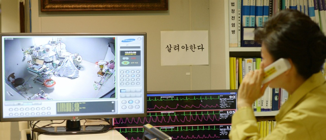 지난 2015년 박근혜 당시 대통령이 종로구 연건동 서울대병원 중동호흡기증후군(메르스) 격리병동을 방문해 폐쇄회로 화면으로 격리 병실 내 근무 중인 의료진과 통화하는 모습. 연합뉴스